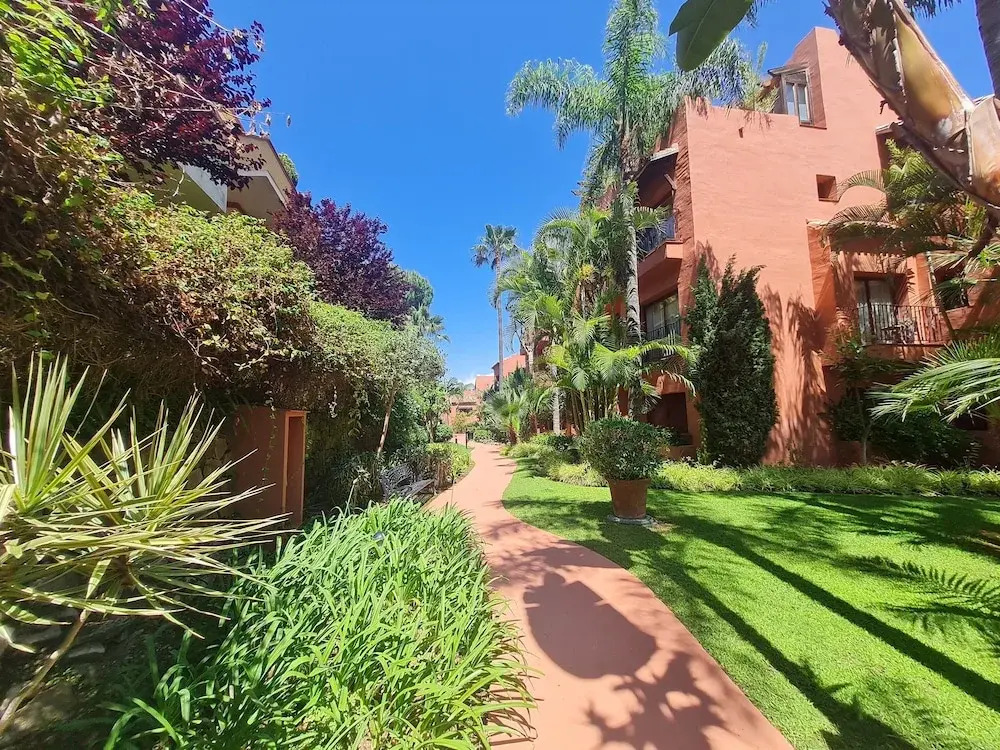 Luxury 2-bed Apartment Elviria - Pool, Sauna & gym