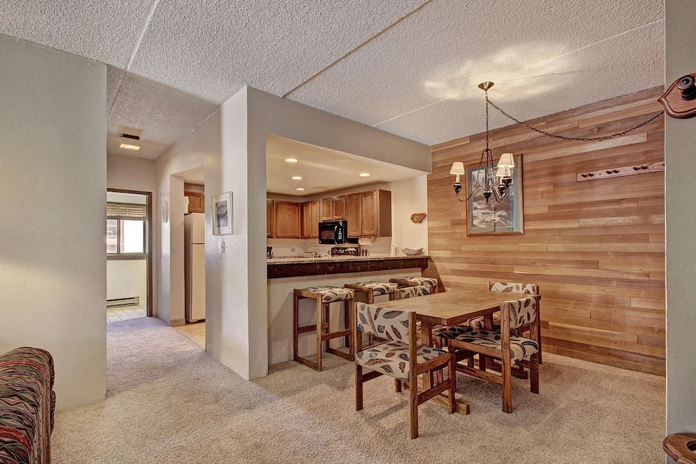 Warm 1br Slopeside Escape - Steps To Main St + Winter Fun! 1 Bedroom Condo by RedAwning