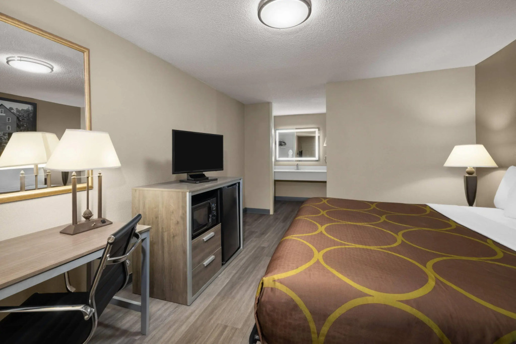 Super 8 by Wyndham Macon West