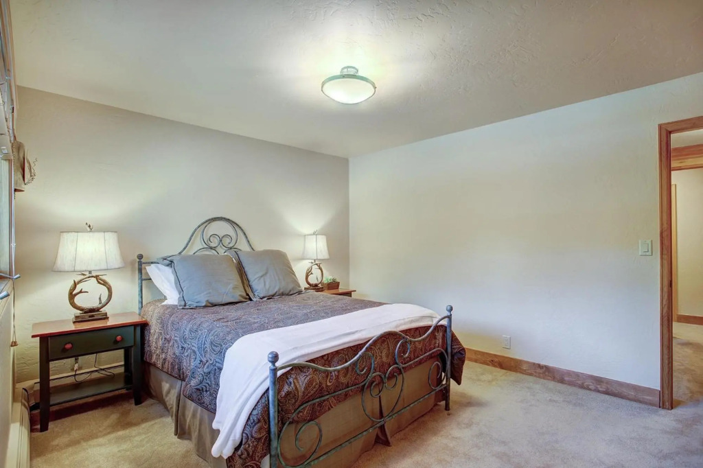 Friendly Fox Chalet 8 Bedroom Home by RedAwning