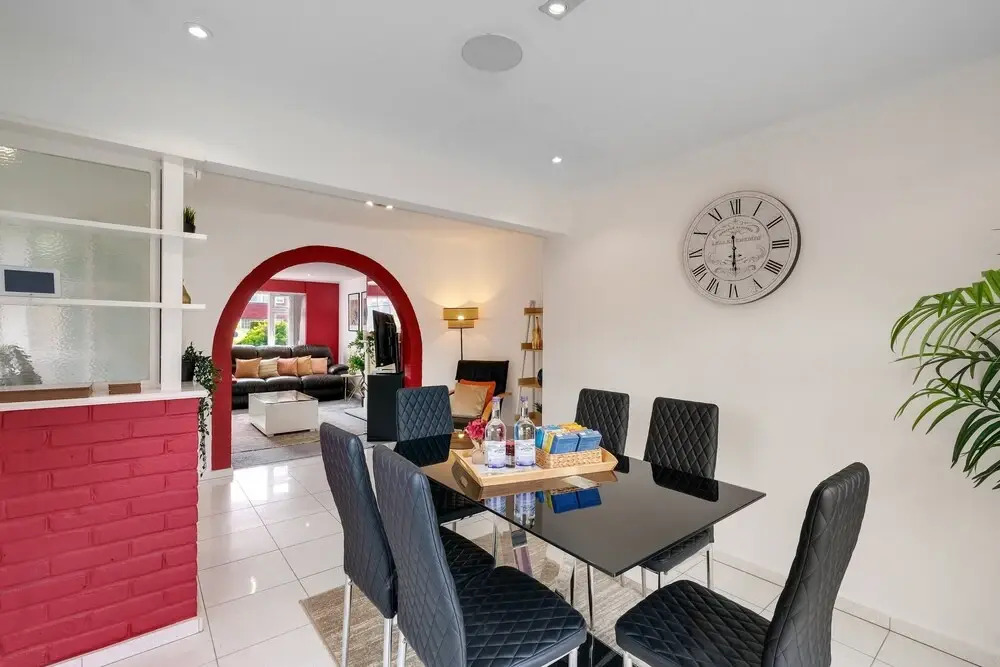 Elegant 5 Bed Home with Garden- Slough