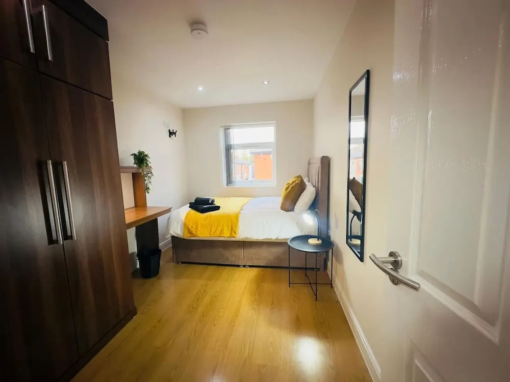 Spacious 6-bedroom Terraced House Sleeps 8 Near City Centre
