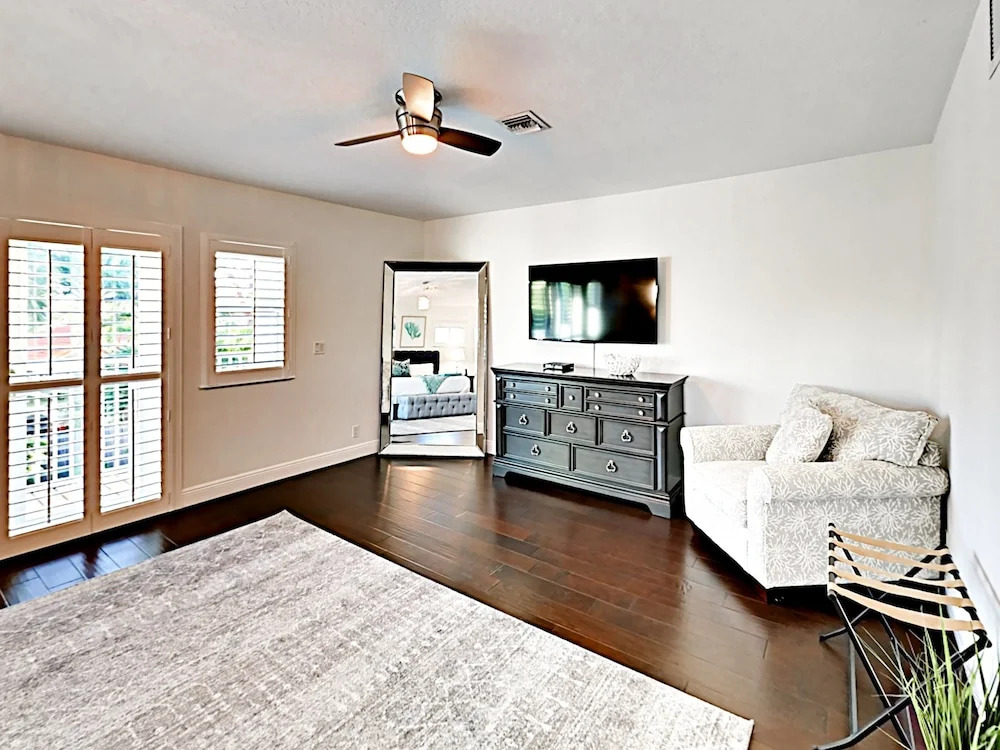 4br/4ba W/ Private Deck & Heated Pool - Near Beach 4 Bedroom Home