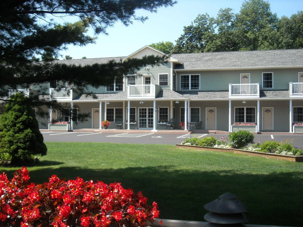 Cromwell Harbor Motel