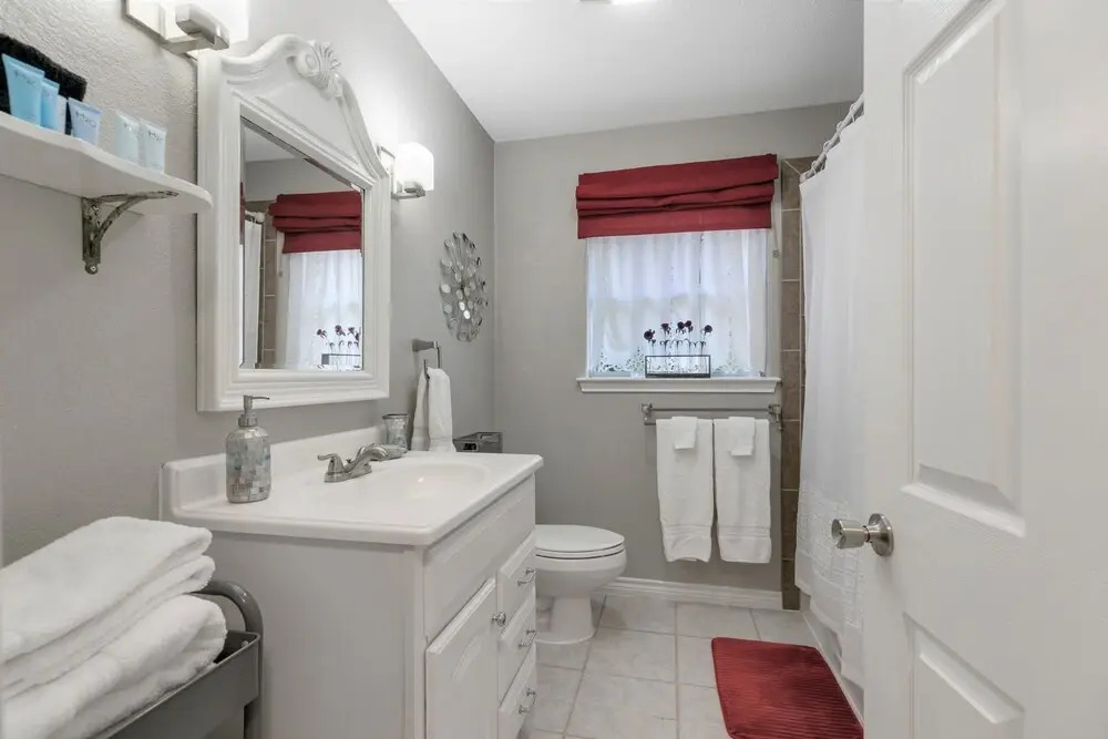 Stylish Home Lrg Yard W/games Grill Hot Tub