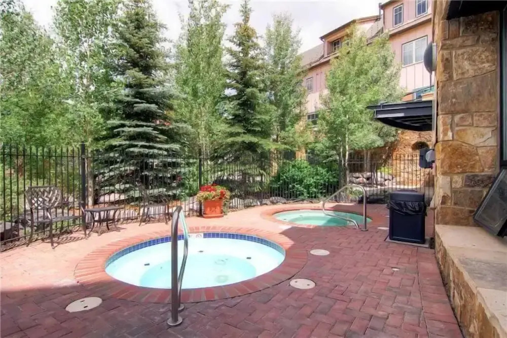 Spacious 4 Bedroom Vacation Rental in Convenient Location with Scenic Views, Pool, Hot Tub