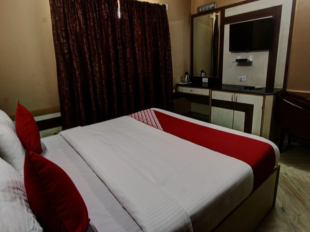 OYO 13595 VT Residency