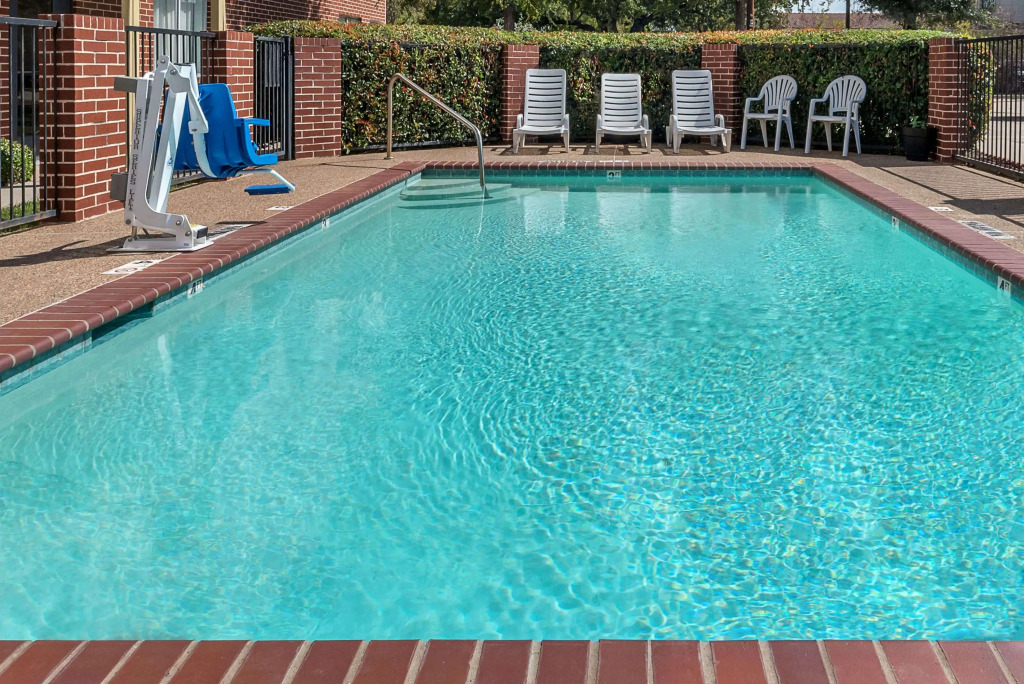 Days Inn & Suites by Wyndham Dallas