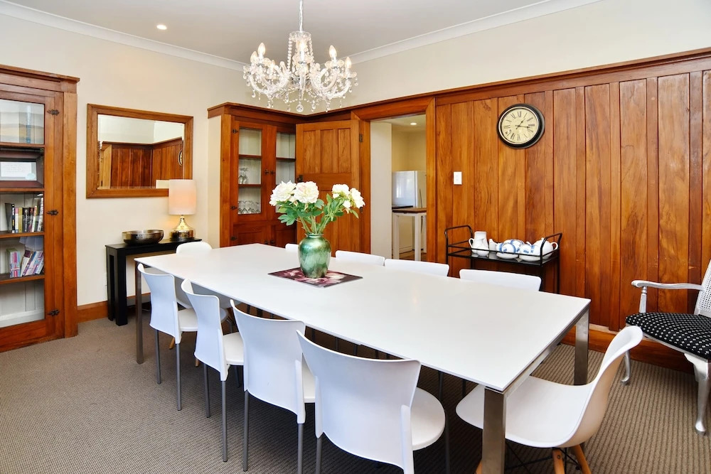 Racecourse Villa - Classic 1935 Charm & Space