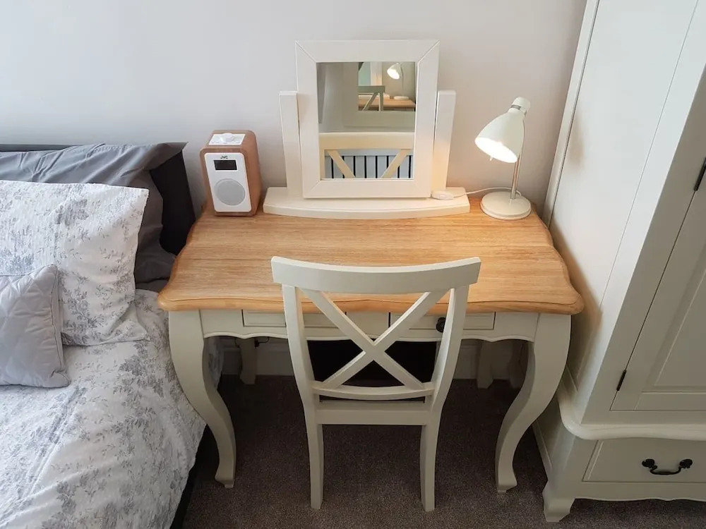2 Bed Apt - Sea Views, Seafront Location & Parking