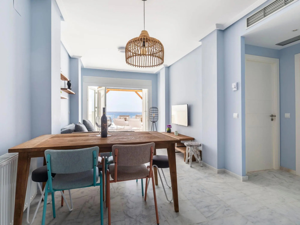 Apartment with spacious roof terrace and sea view