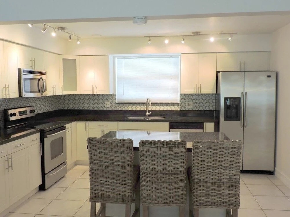 Malibu House 4/3 FOR 10, Close to Beaches, Pool