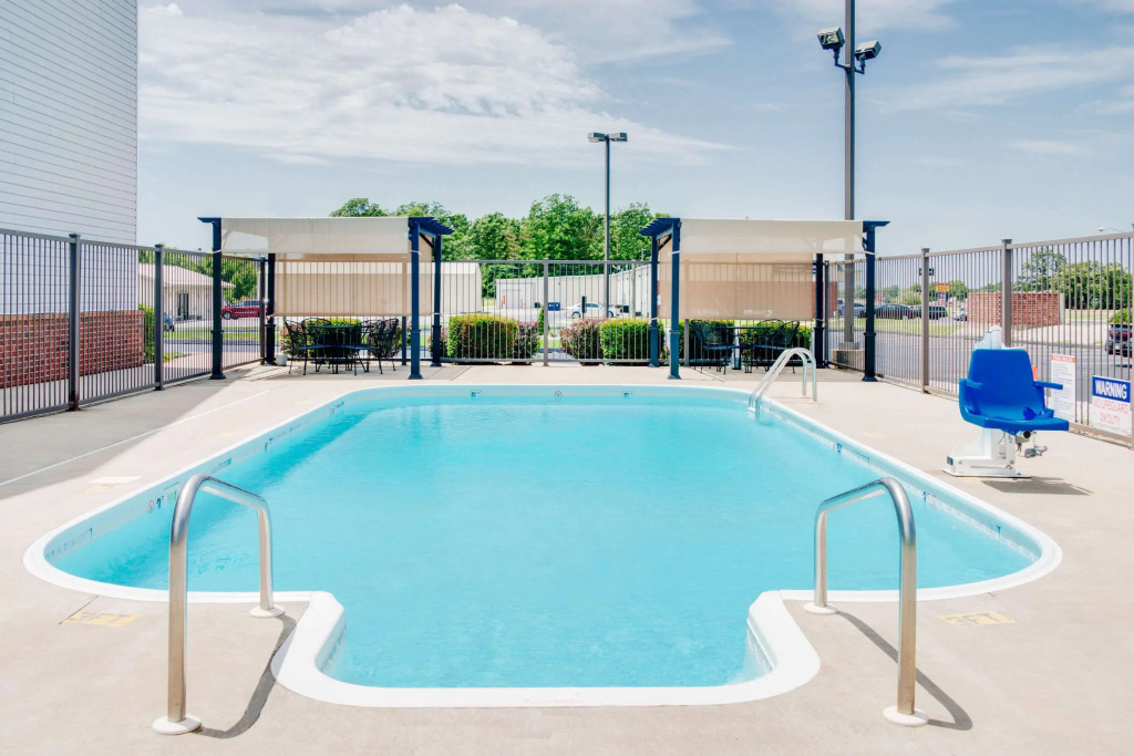 Super 8 By Wyndham Monett
