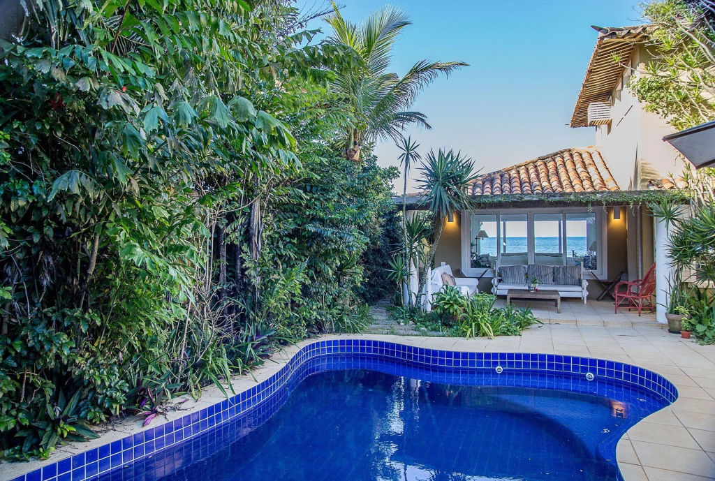 Casa Maravilhosa com Cinco Suítes, Pé na Areia da Praia de Manguinhos Por Luxury Rentals