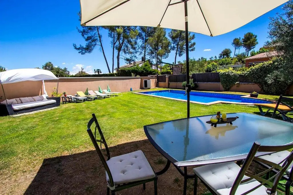 Catalunya Casas Modern and spacious with private pool close to BCN