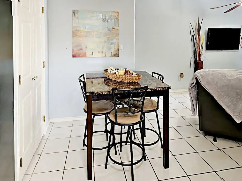 108 E Whiting St House - 2 Br apts by RedAwning