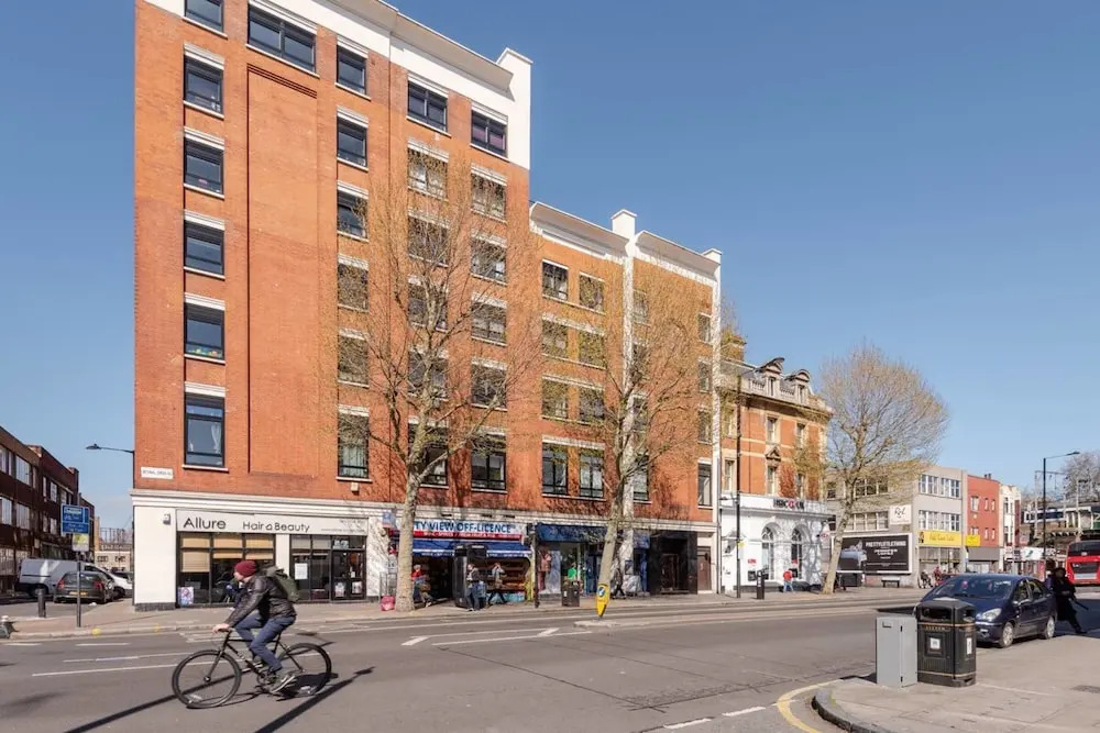 1BR Flat Ideally Located In Zone 2, Fits 3