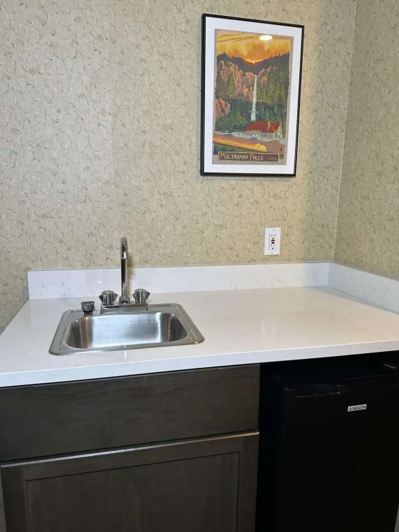 Eagle's View Inn & Suites