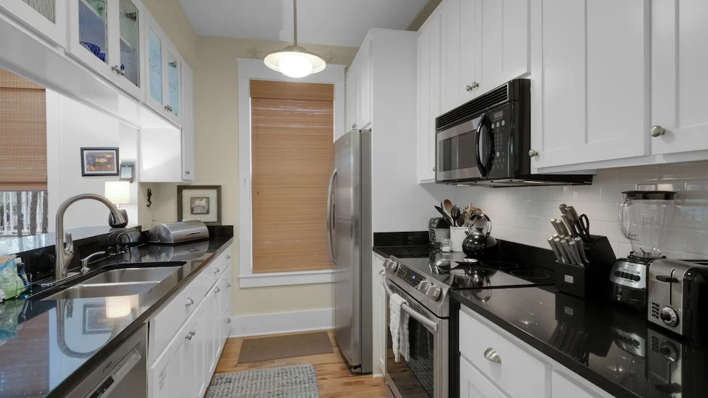 Dog-friendly Gulf Side Cottage & 6 Minutes to Beach + Community Pool & Bikes