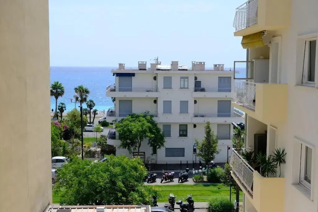 Studio terrasse vue mer à 1min de la plage et tram