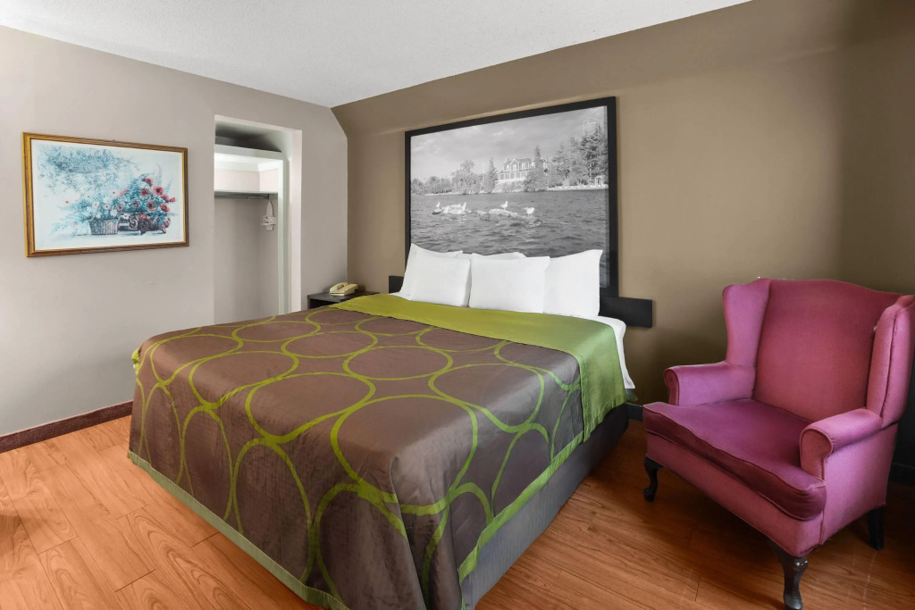 Super 8 by Wyndham Gananoque - Country Squire Resort