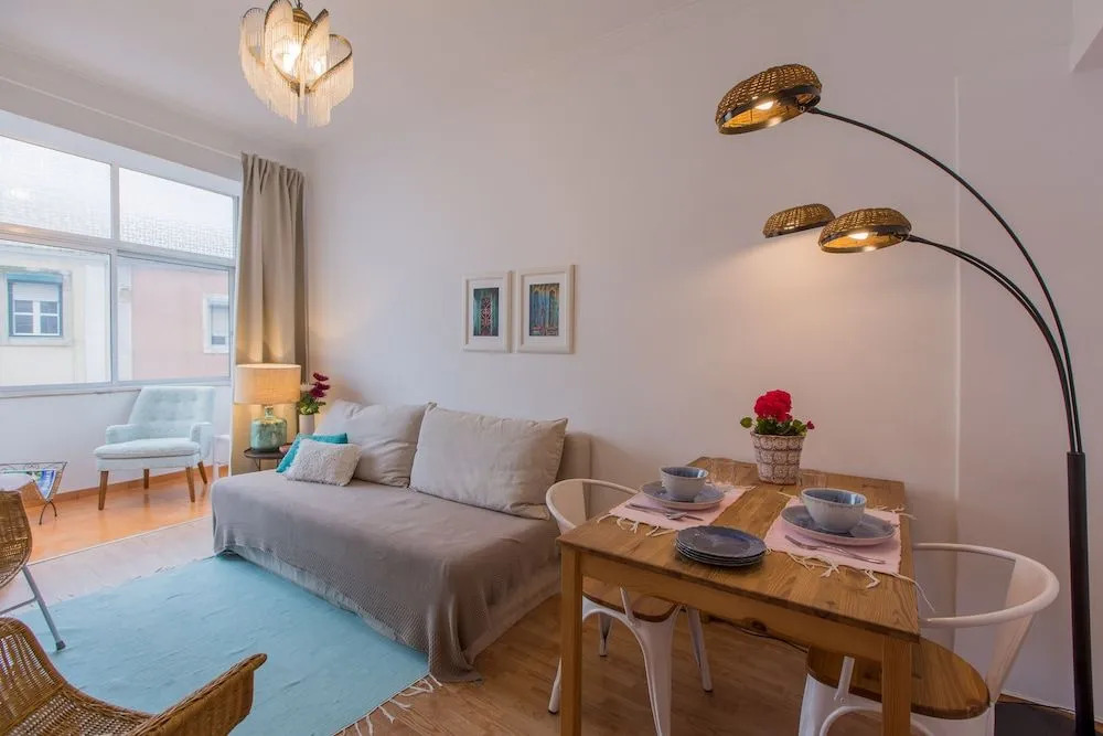 Light Filled Apartment + Free Pick-Up, By TimeCooler