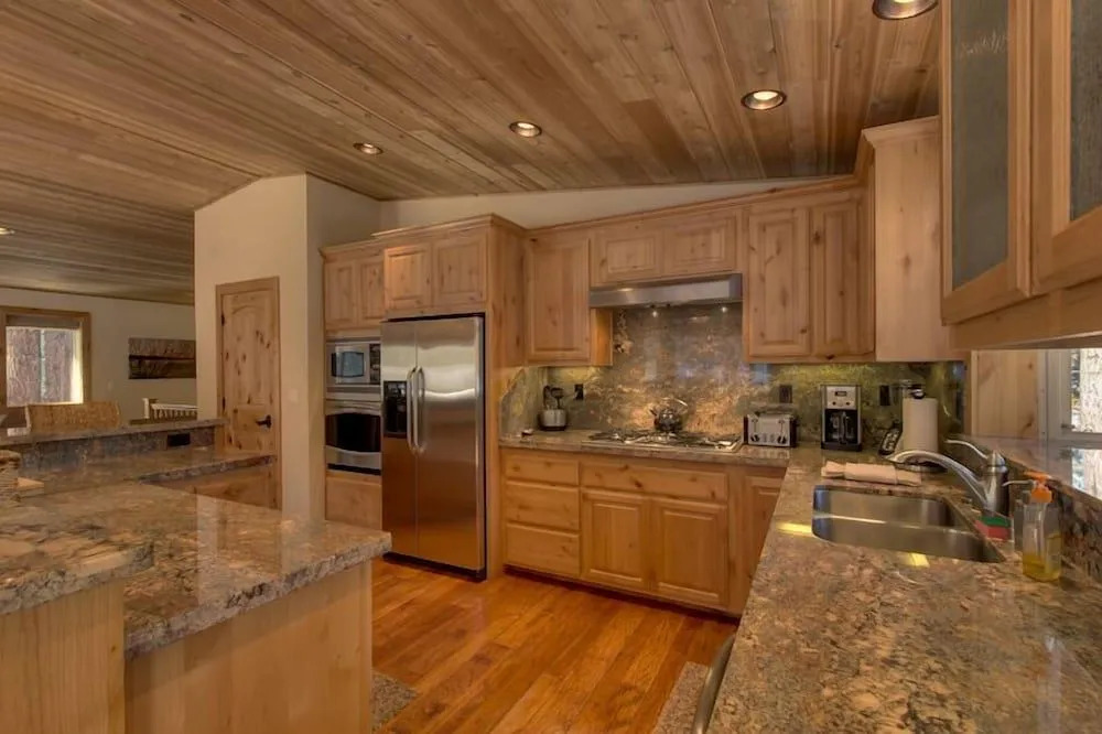 Brand New Upscale Home, Hot Tub, Foosball