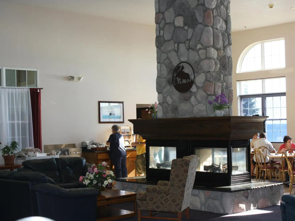 Magnuson Grand Hotel Lakefront Paradise