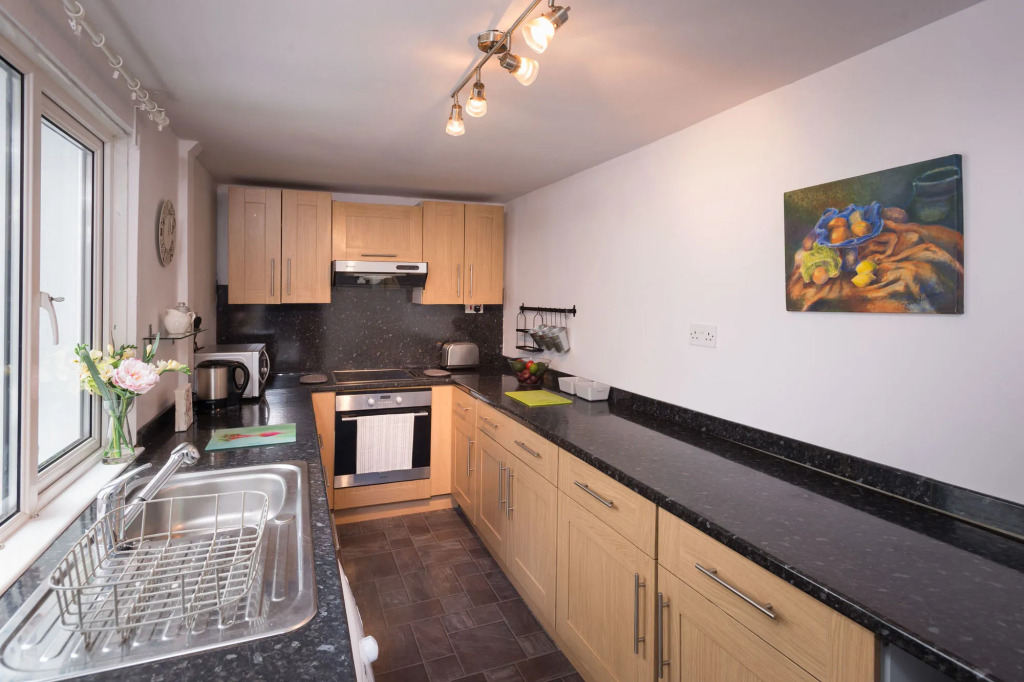 Titanic The Lady, 3 bed house-free on street parking