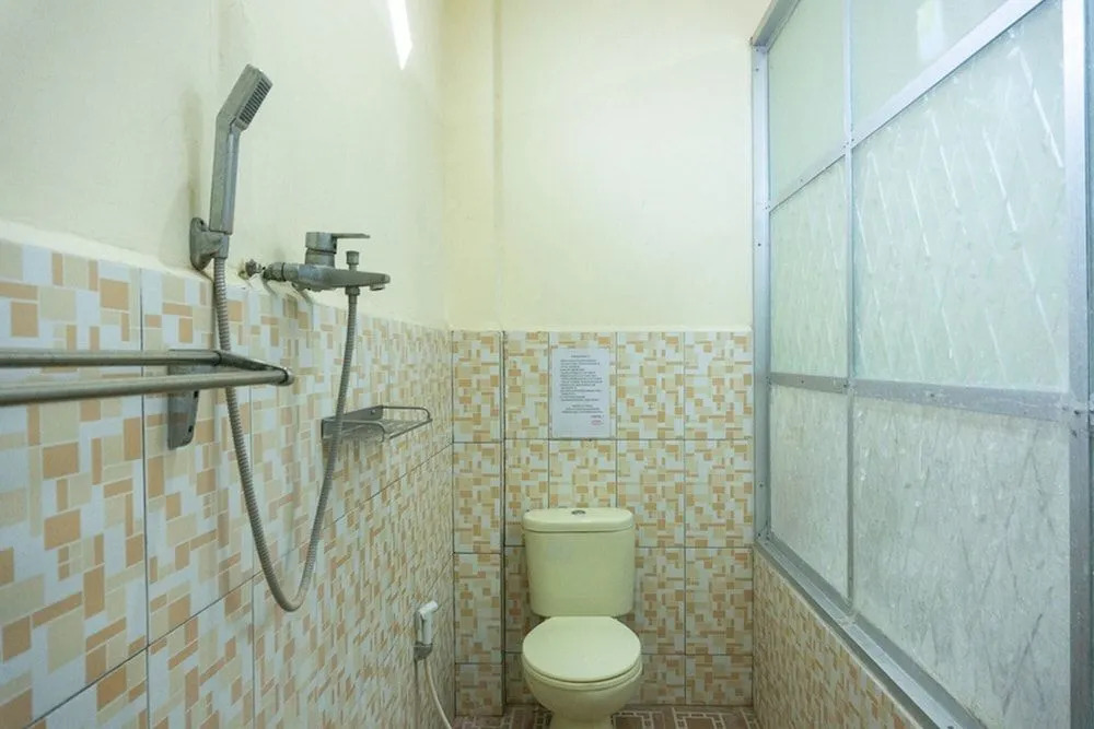 RedDoorz near H. Hasan Aroeboesman Airport