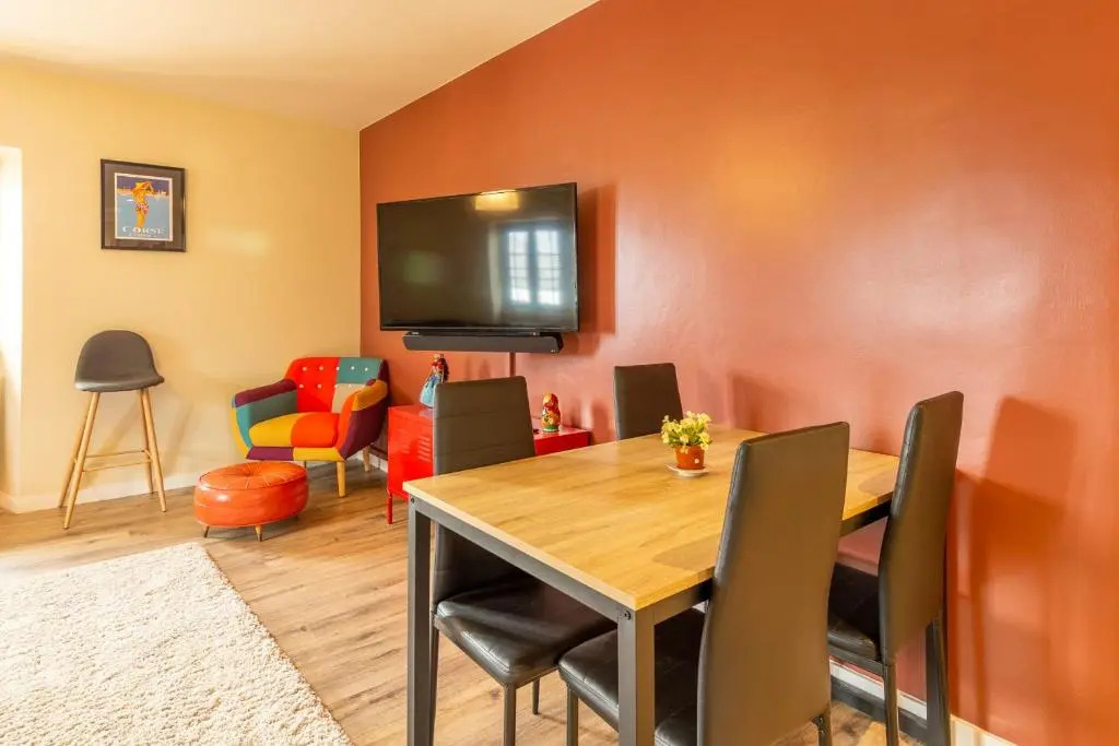Spacious apartment with two terraces and private parking