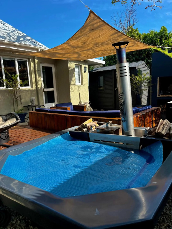 Seven on Flora- Hot Tub, Modern with amazing outside area