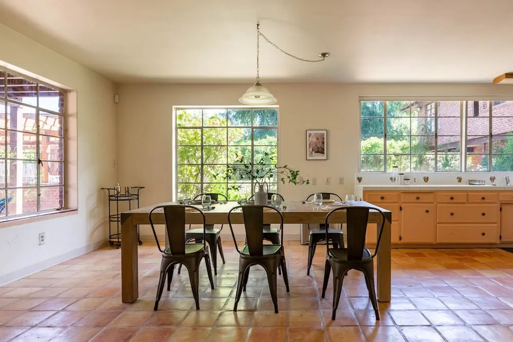 Fox Manor The Ultimate Fresno Getaway 5 Bedroom Home by RedAwning