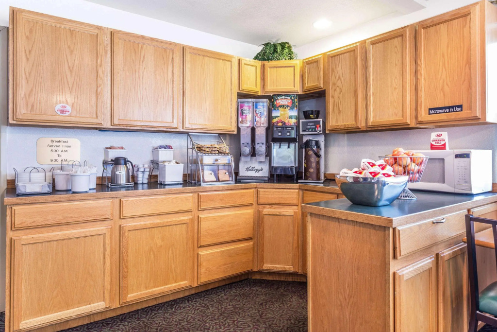 Super 8 by Wyndham Greeley