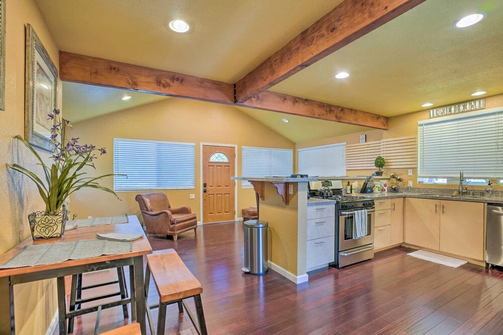 Cozy Cottage w/ Grill - 5 Mi to Mt Baldy Resort!