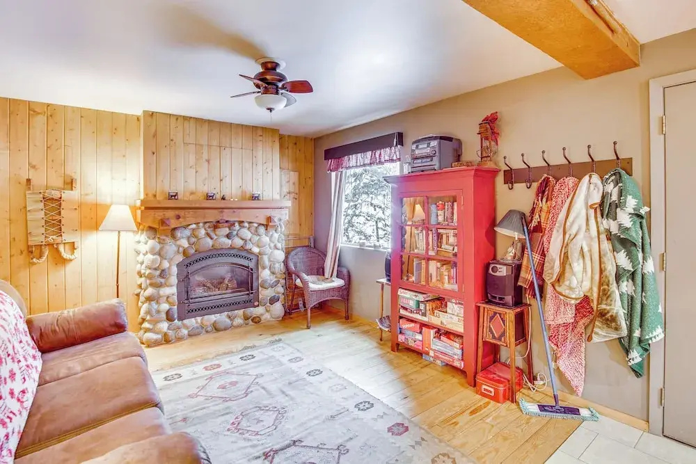1 Mi to Lake Easton: Cozy Cascades Cabin!