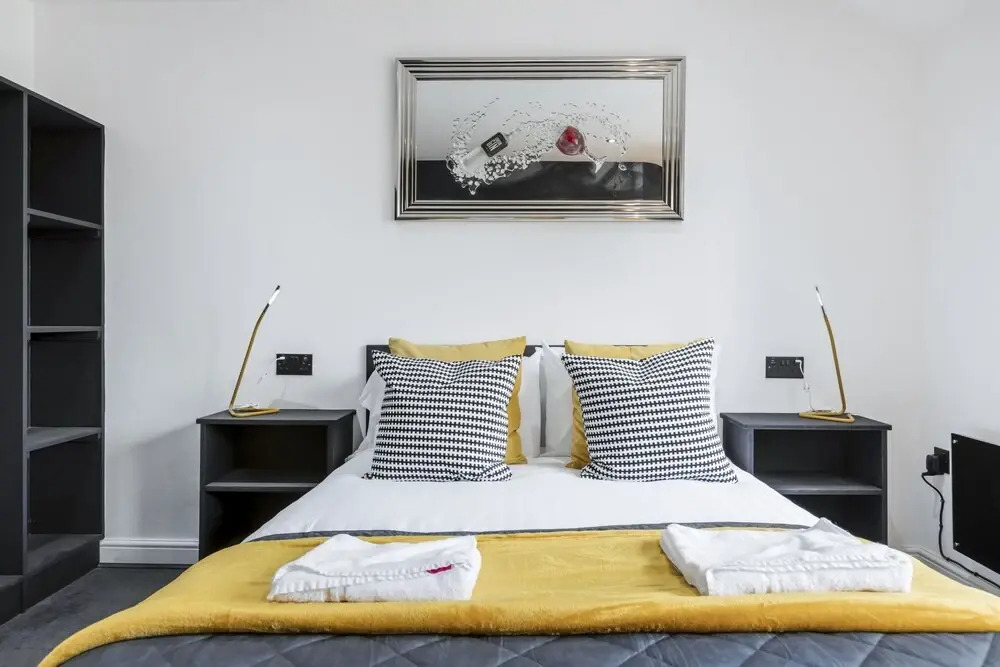 TWO BED Modern Apartment 5min walk to Town centre with Free Parking ! Under New Management