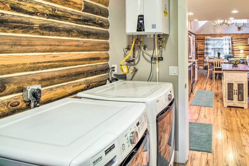 1 Mi to Lake: Chic Arizona Cabin w/ Large Porch!