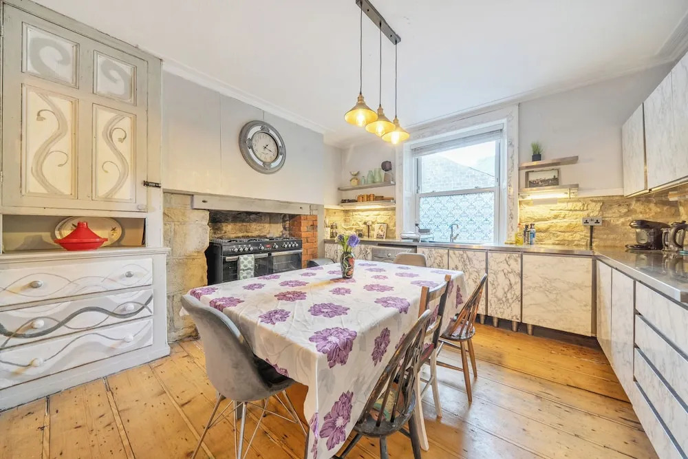 Hebden Bridge - House - Sleeps 8 - Pet Friendly