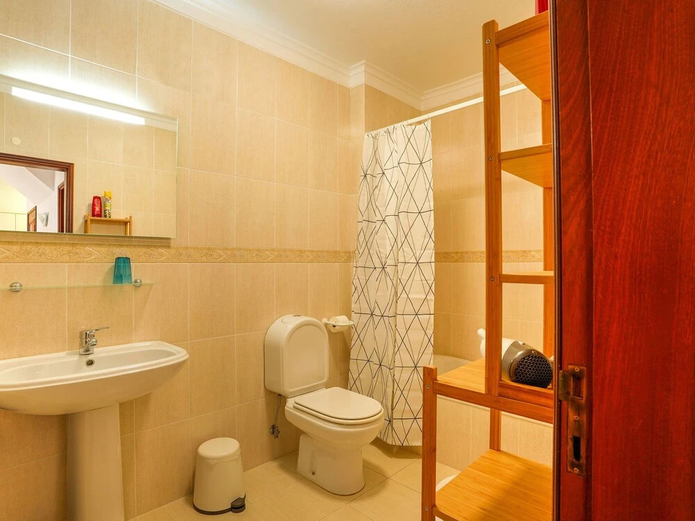 Beautiful Apartment With a Bedroom in Meia Praia and a Communal Swimming Pool