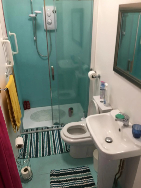 SINGER HOUSE , PAIGNTON BEACH SEAFRONT ,TORBAY , GUARANTEED FREE PARKING , WIFI ,We have various GROUND FLOOR Holiday Apartments with Private Gardens , Family rooms & Double rooms ,Opposite Paignton Pier