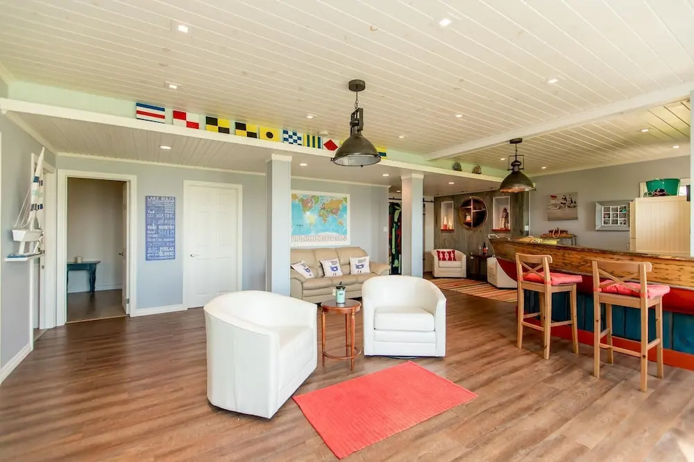 Barefoot Bungalow Gracing the shores of Lake Simcoe, a wonderful family cottage!