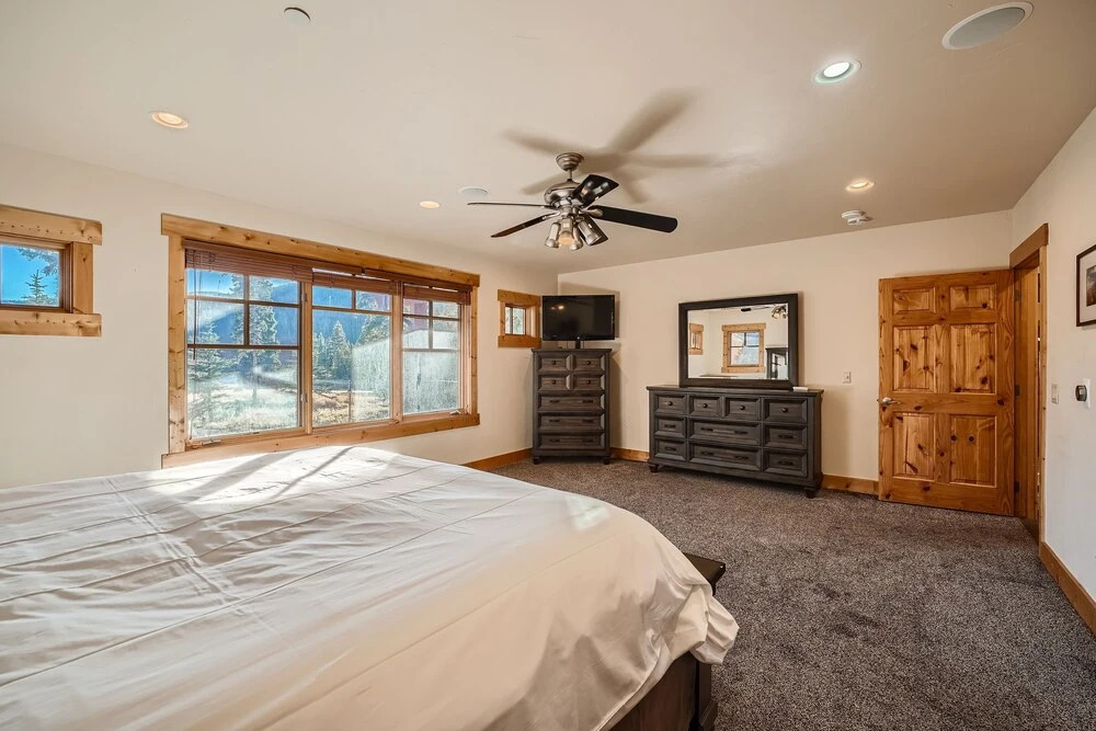 Peaks Paradise 4 Bedroom Home by RedAwning