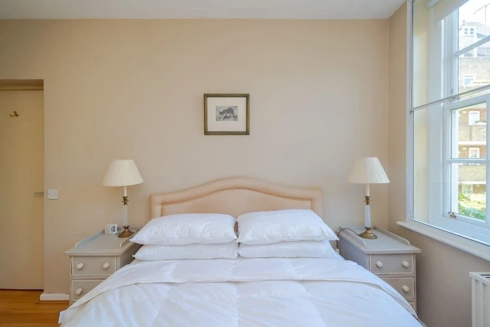Lovely 2BR Home in Battersea W/parking, 3 Guests!