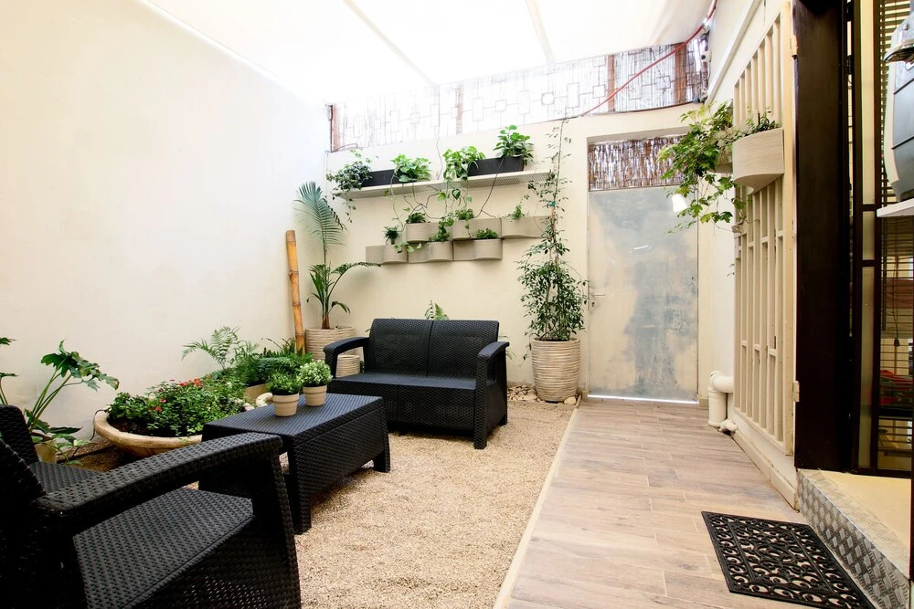 Modern Central Studio 5 min to Beach