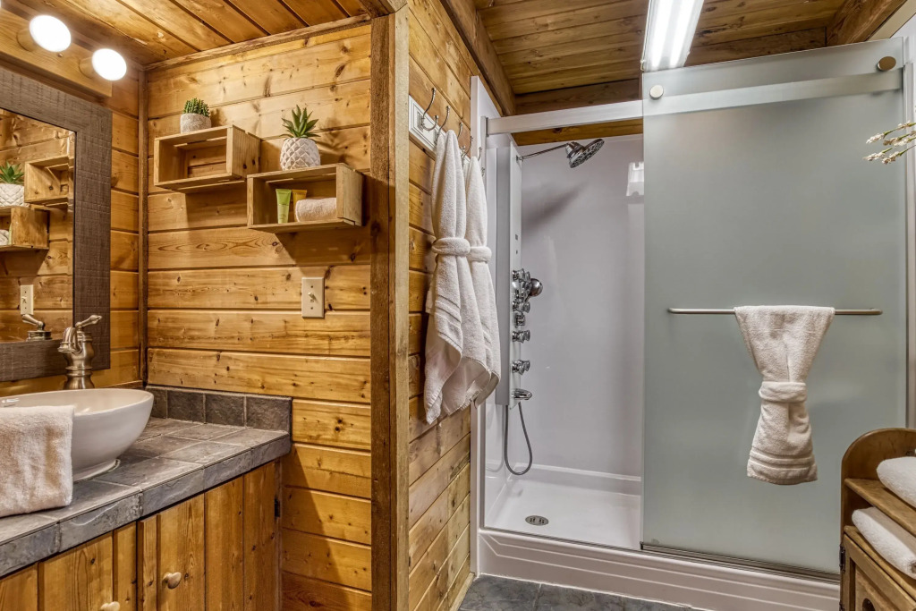 Fantastic Pet Friendly Cabin Hot Tub Fire Pit
