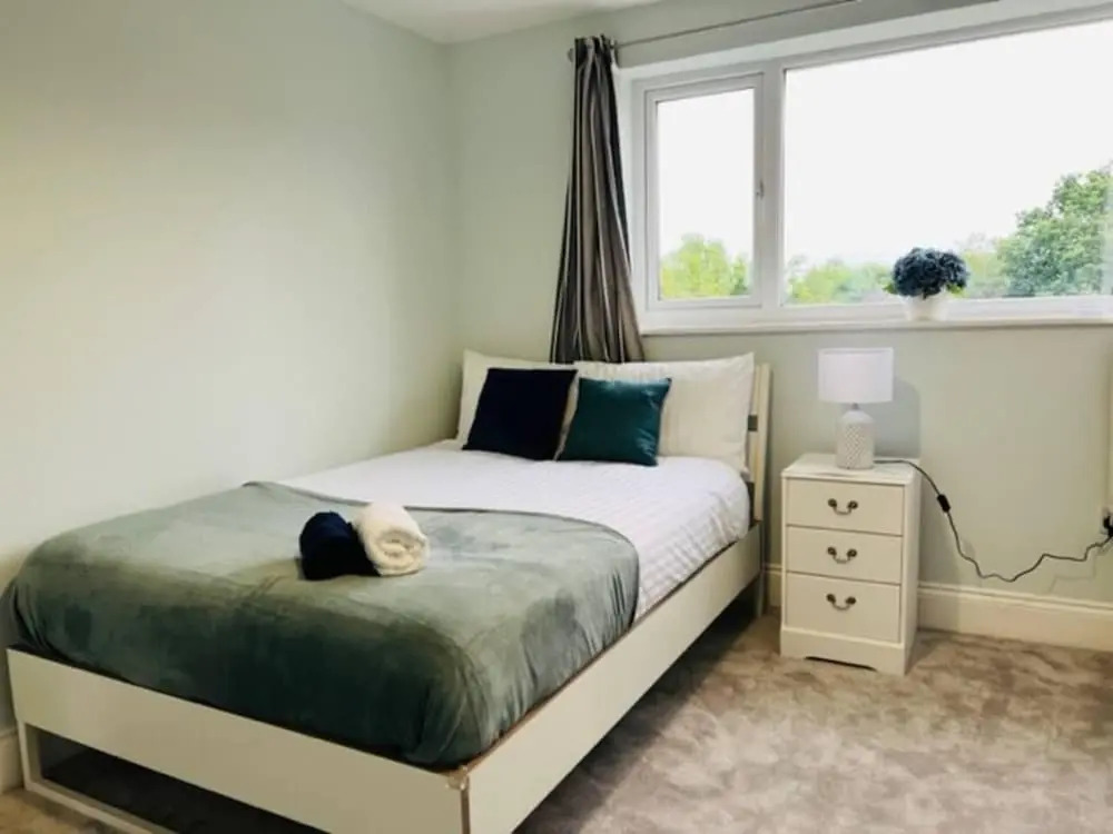 4 Bed House - Sleeps 9 - Garden - Parking - Wifi