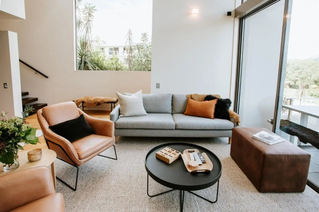 Lake Edge - Sleeps 6 - Centrally Located - Lake & Mountain Views