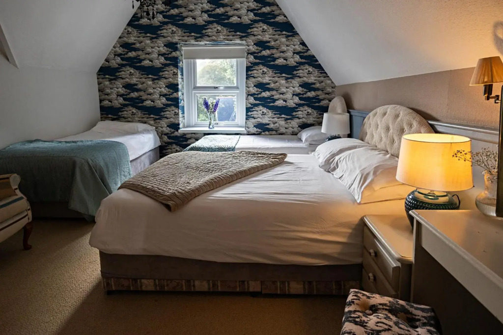 The Elmfield, 8 Bed Villa with heated indoor Swimming Pool and Cocktail Bar