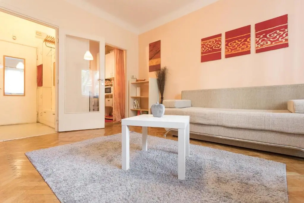 COZY and quiet flat - 12 min to center